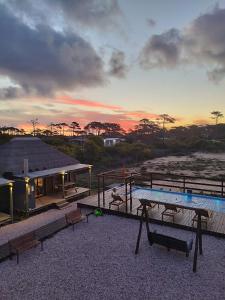 una casa con piscina y un edificio en Elementos Del Diablo, en Punta del Diablo