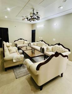 a living room with couches and a coffee table at Hotel temple view inn in Anandpur Sāhib +42 photos