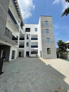 un gran edificio de apartamentos blanco con patio en Horyn Homes, en Lekki