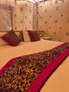 Ένα ή περισσότερα κρεβάτια σε δωμάτιο στο Rangilo Desert camp