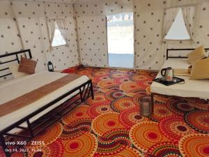 Ένα ή περισσότερα κρεβάτια σε δωμάτιο στο Rangilo Desert camp