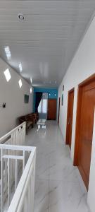 Habitación con pasillo, sofá y mesa. en Mentari Homestay, en Sentool