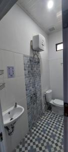 un baño con lavabo e inodoro en Mentari Homestay, en Sentool 3 fotos más