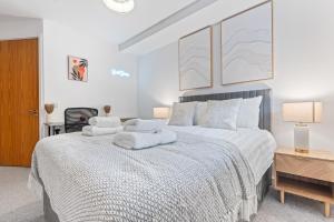 Ένα ή περισσότερα κρεβάτια σε δωμάτιο στο 2BR City Centre Flat - Juliette Balcony - Sleeps 6