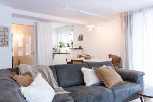 クノック・ヘイストにあるA Bien Venueのリビングルーム(枕付きの青いソファ付)