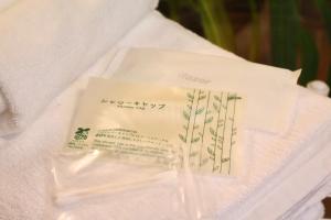 a package of towels sitting on top of a table at 風薫る宿 伊豆星の舞 in Ito