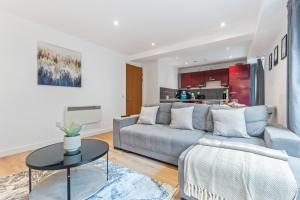 Η κουζίνα ή μικρή κουζίνα στο 2BR City Centre Flat - Juliette Balcony - Sleeps 6 +32 φωτογραφίες