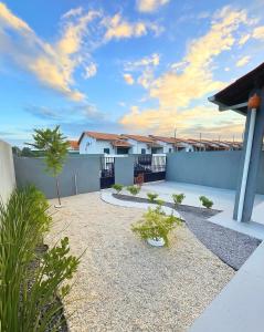 un patio trasero con una valla y algunas casas en Casa em Condomínio, Home Office, Churrasqueira, Ar-Condicionado, Redário, en Castanhal
