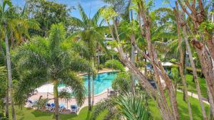 eine Luftaufnahme eines Resorts mit Pool und Palmen in der Unterkunft Coral Oasis - Cairns - Holloways Beach in Holloways Beach