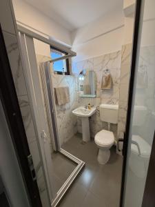 un baño con inodoro y lavabo en Urban Confort Studio, en Popeşti-Leordeni