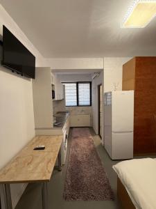 una cocina con encimera y refrigerador en Urban Confort Studio, en Popeşti-Leordeni 9 fotos más