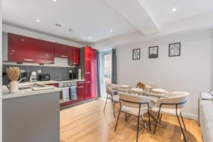 Η κουζίνα ή μικρή κουζίνα στο 2BR City Centre Flat - Juliette Balcony - Sleeps 6