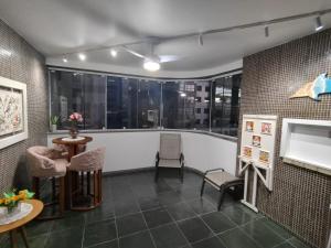 a room with a balcony with a table and chairs at Mariechen 603, Perfeito, Central in Torres +53 photos