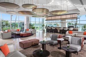 un hall d'entrée avec des canapés, des tables et des fenêtres dans l'établissement Pickalbatros Golf Luxury Suites - All Inclusive, à Charm el-Cheikh