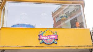 a sign for a lemon and curry restaurant in front of a window at Lemon & Green GuestHouse in Granada +88 photos