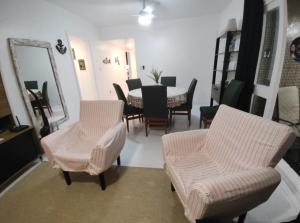 a living room with a table and chairs and a mirror at Mariechen 603, Perfeito, Central in Torres