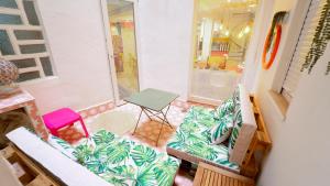 a living room with two couches and a table at Lemon & Green GuestHouse in Granada