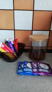 dos paquetes de cepillos de dientes y un recipiente con pasta de dientes en Василя Стуса 10 City Rooms, en Bila Tserkva