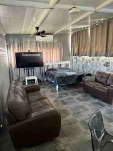 ein Wohnzimmer mit einer Couch und einem Klavier in der Unterkunft Costas court in Limassol