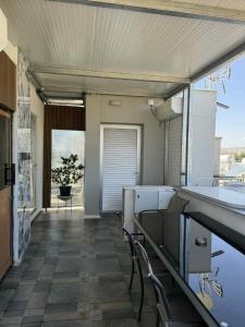 eine Küche mit Tisch und Stühlen in einem Zimmer in der Unterkunft Costas court in Limassol