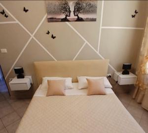 a bedroom with a bed with birds on the wall at Marruvium 1937's in Avezzano