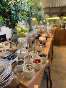 ein langer Tisch voller Schüsseln mit Samen und Gemüse in der Unterkunft Azenhas do Mar Valley House in Sintra