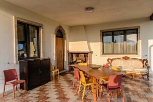 a living room with a wooden table and chairs at La Fonte Creativa in Caprino Veronese
