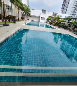 ein Swimmingpool mitten in einem Gebäude in der Unterkunft Kalista1 Seremban 2 in Seremban