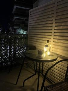 una mesa con una vela en el patio por la noche en Skylan Studio, en Larisa