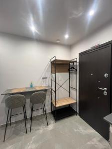 Habitación con mesa, 2 sillas y estante. en Skylan Studio, en Larisa