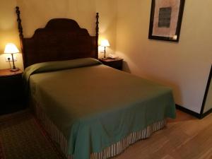 Ein Bett oder Betten in einem Zimmer der Unterkunft Hotel Pazo de Lestrove by Pousadas de Compostela