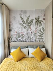 カトゥーにあるCozy Palm Haven apartmentの黄色い枕が置かれたベッドのある寝室 +66枚の写真