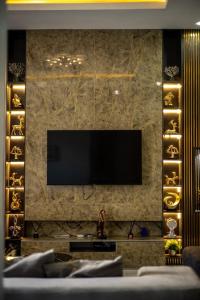 een woonkamer met een televisie op een stenen muur bij WD exquisite luxury apartment in Lekki