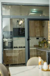 een keuken met houten kasten en een tafel met een licht bij WD exquisite luxury apartment in Lekki