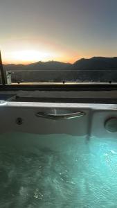 eine mit Wasser gefüllte Badewanne mit Aussicht in der Unterkunft Chalé Por do Sol in Caparaó Velho