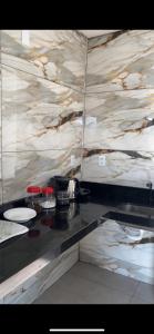 eine Küche mit einer Theke mit Tellern und Pfannen in der Unterkunft Chalé Por do Sol in Caparaó Velho