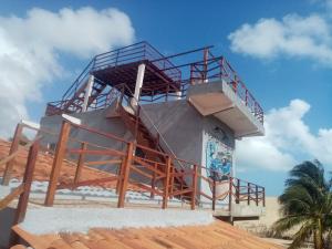 a lifeguard tower on top of a building at Brisa Oceanica in Itarema