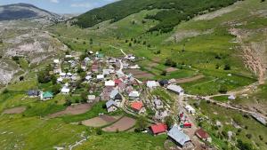别拉什尼察Apartman Asi的山上小村庄的空中景观