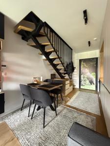 别拉什尼察Apartman Asi的一间带桌子和螺旋楼梯的用餐室