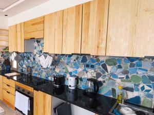 cocina con encimera con azulejos en la pared en Live & Work in Essaouira, en Essaouira 25 fotos más