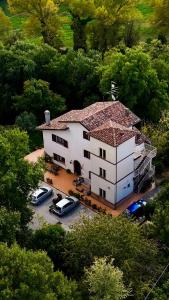una vista aérea de una casa con coches aparcados delante en Locanda San Marino Al Coppo, en Monte Grimano Terme