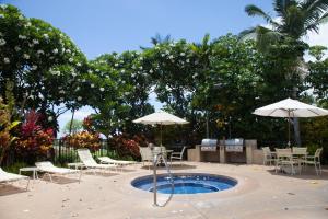 una piscina con sillas y sombrillas en un patio en Grand Champions 179 · GC 179 Last Minute Deal at 3BD Wailea Cond, en Wailea