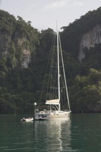 een zeilboot ligt in het water bij een berg bij Sailing boat house in Athene