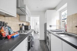 Köök või kööginurk majutusasutuses Modern 3 Bed A13-M25-Basildon Hospital Sleeps 6