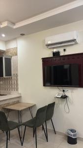 ハミース・ムシャイトにあるشقق الخيول الذهبية للشقق المخدومة -1のリビングルーム(壁掛け式薄型テレビ付) +21枚の写真