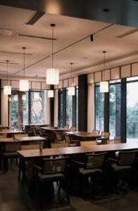 an empty dining room with tables and windows at 重庆金佛山古核隐庐Resort Hotel in Nanchuan +79 photos