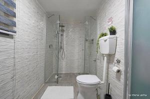 O baie la אחוזת אורפז - וילה מדהימה עם בריכה פרטית וג'קוזי בזרעית +20 fotografii