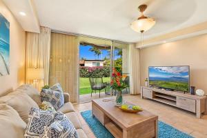een woonkamer met een bank en een tv bij Napili Ridge A2 · NR A2 Napili Condo Near Beaches Away From Crow in Kahana