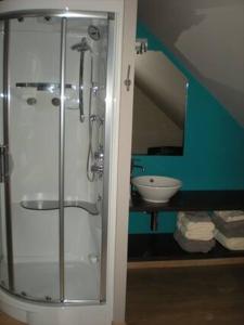 a bathroom with a glass shower and a sink at Vakantiewoning Cottage D&N te Passendale in Zonnebeke