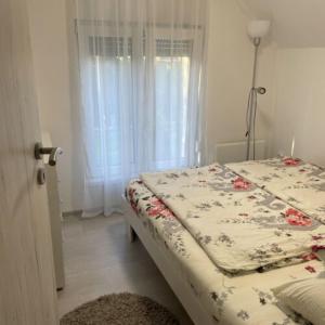 Postel nebo postele na pokoji v ubytování ZsuzsAnna Vendégház